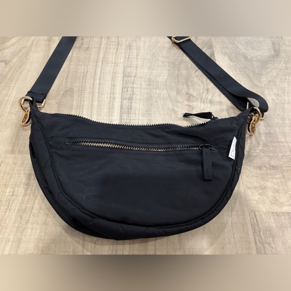 Aria black crescent bag with an outside pocket! - Picture 2 of 8
